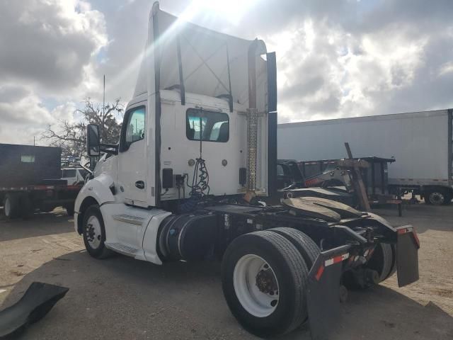 2015 Kenworth T680 Semi Truck