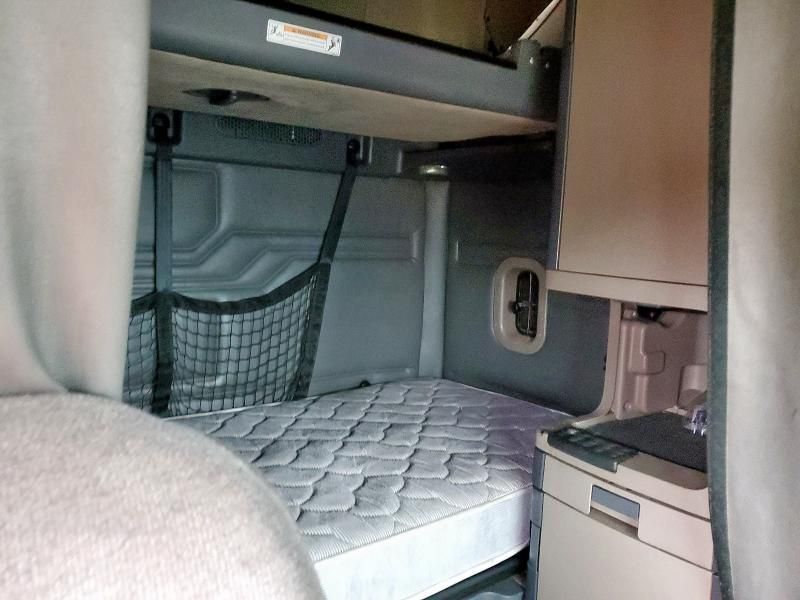 2011 Freightliner Cascadia Semi Truck