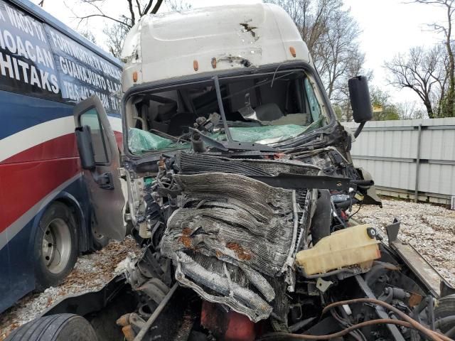 2015 Freightliner Cascadia Semi Truck