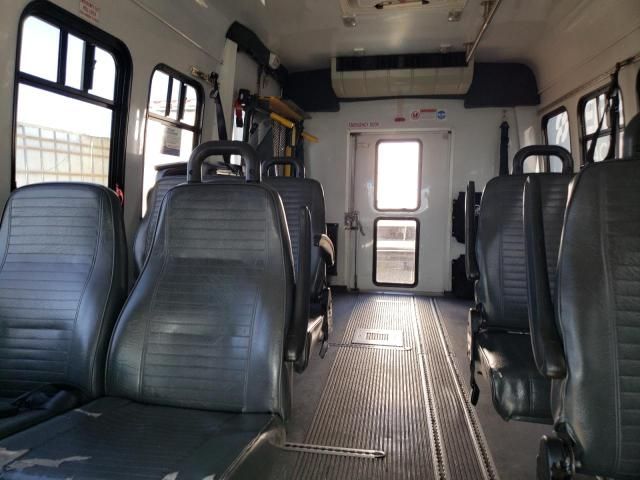 2011 Ford Econoline E450 Super Duty Cutaway Van