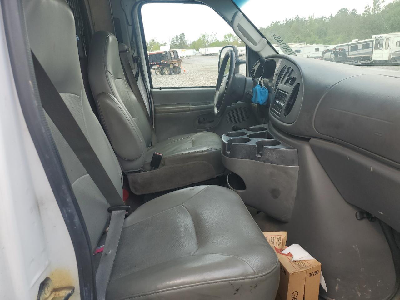 2008 Ford Econoline E450 Super Duty Cutaway Van