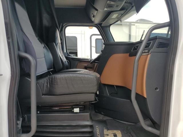 2020 Freightliner Cascadia 116 BOX Truck
