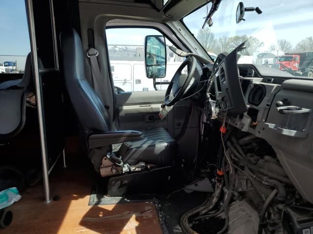 2014 Ford Econoline E450 Super Duty Cutaway Van