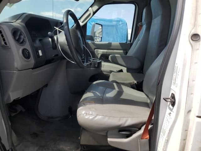 2013 Ford Econoline E350 Super Duty Cutaway Van