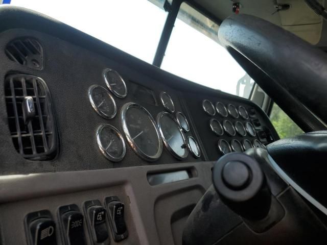 2015 Peterbilt 388 Semi Truck