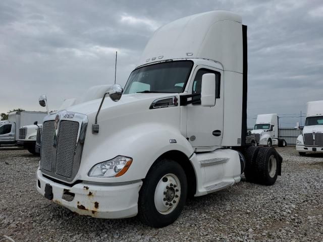 2014 Kenworth T680 Semi Truck