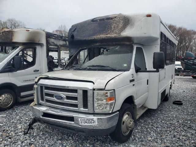 2013 Ford Econoline E350 Super Duty Cutaway Van