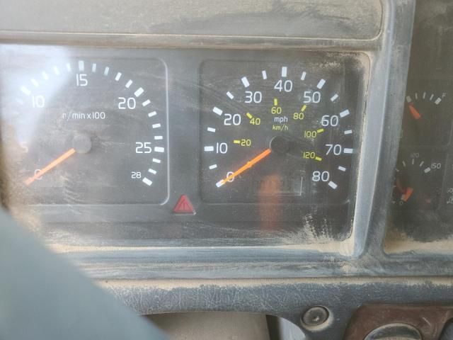 2001 Volvo VNL Semi Truck
