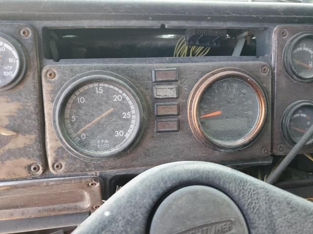 2001 Freightliner FLD112 Semi Truck