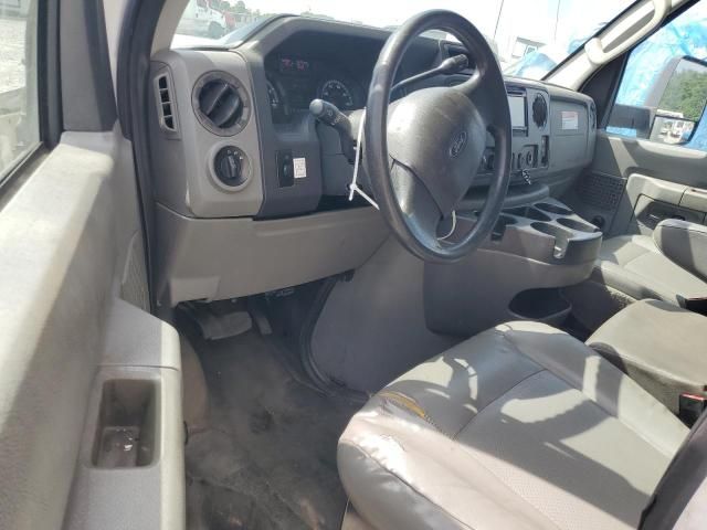 2013 Ford Econoline E350 Super Duty Cutaway Van