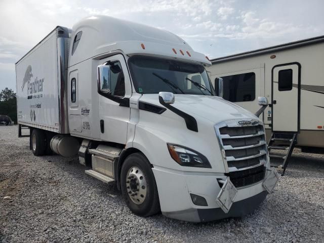 2020 Freightliner Cascadia 116 BOX Truck