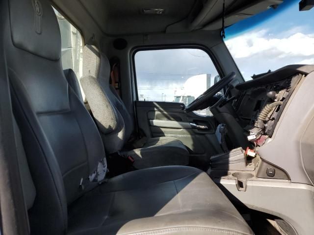 2014 Kenworth T680 Semi Truck