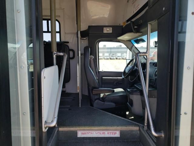 2011 Ford Econoline E450 Super Duty Cutaway Van