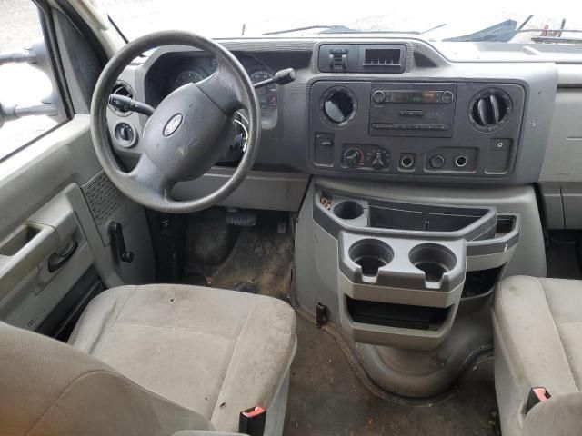 2013 Ford Econoline E350 Super Duty Cutaway Van