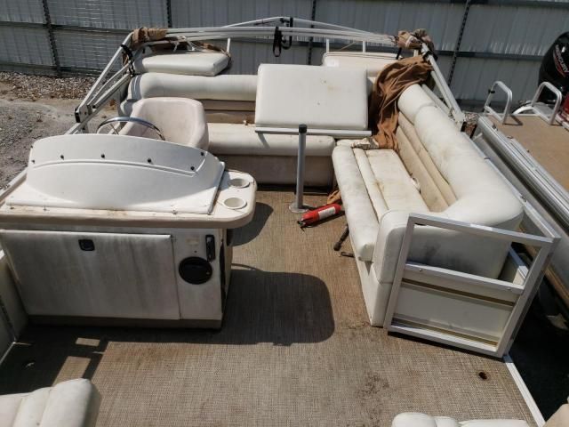 2000 Crestliner Boat