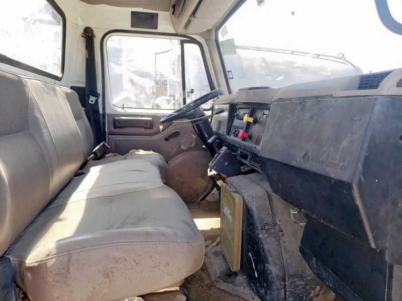 2000 International F-4900 Crane Truck