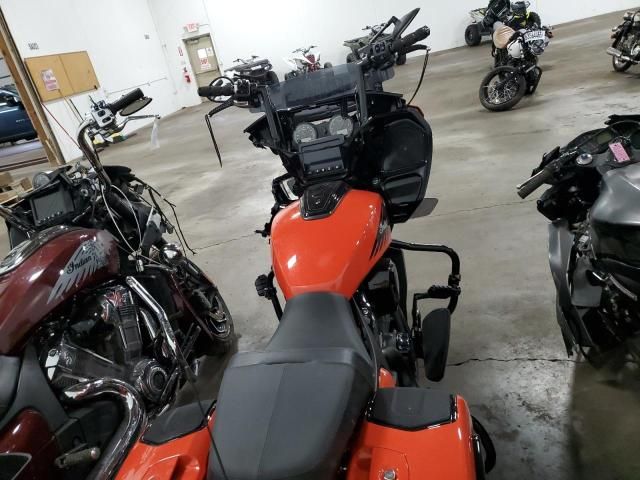 2024 Indian Motorcycle Co. Challenger Darkhorse W/POWERBAND Audio
