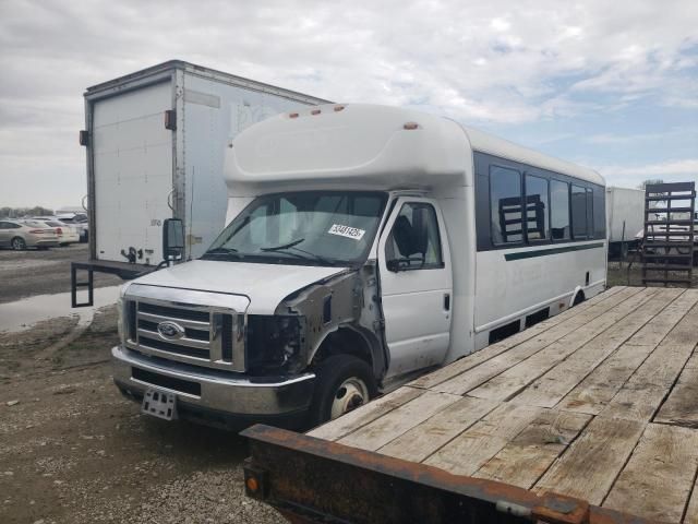 2014 Ford Econoline E450 Super Duty Cutaway Van