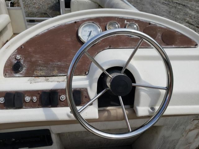 2000 Crestliner Boat