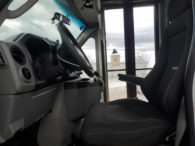 2016 Ford Econoline E450 Super Duty Cutaway Van