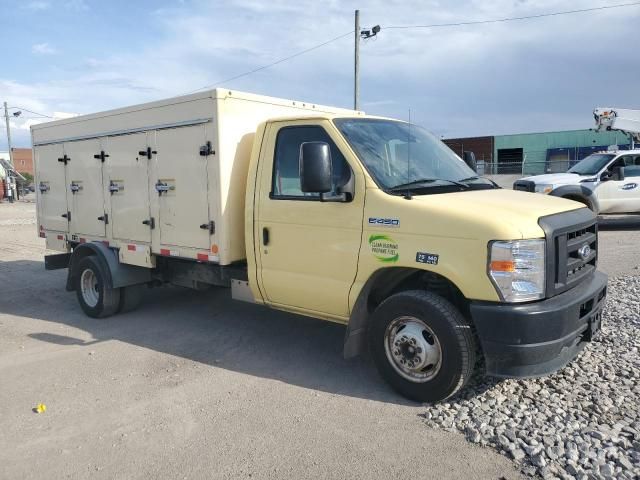2022 Ford Econoline E450 Super Duty Cutaway Van