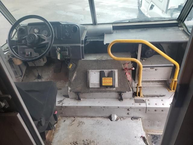 2001 Freightliner Chassis M Line WALK-IN Van