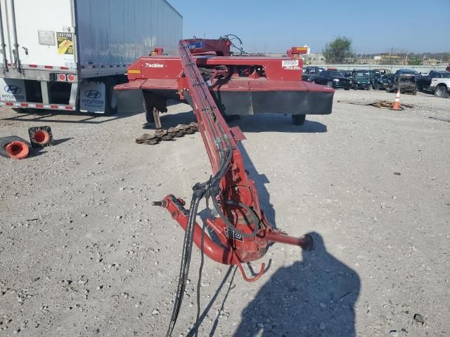 2013 Newholland 2013 New Holland H7550 Swather / Windrower