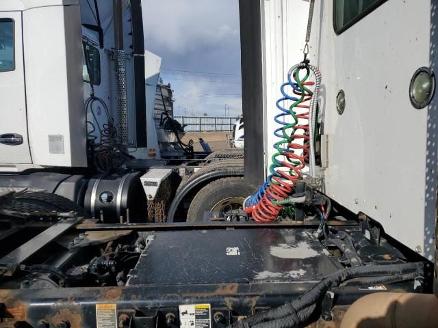 2014 Kenworth T680 Semi Truck
