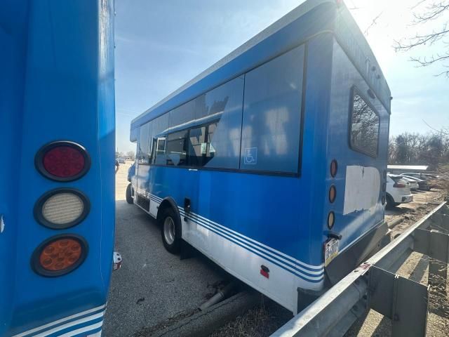 2014 Ford Econoline E450 Super Duty Cutaway Van
