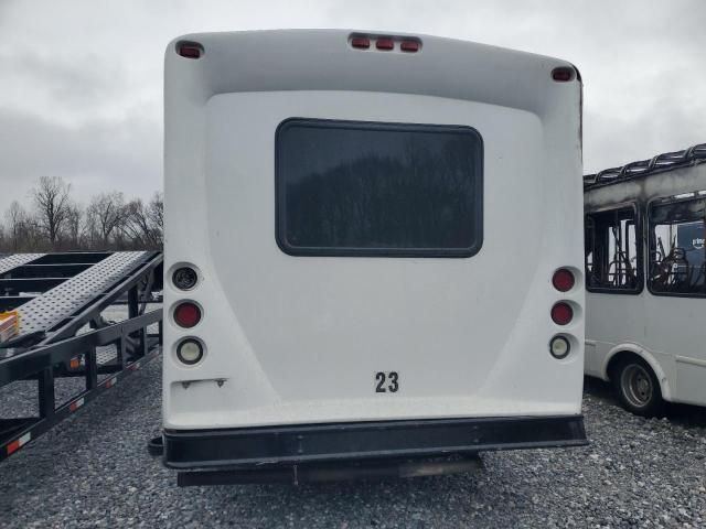 2013 Ford Econoline E350 Super Duty Cutaway Van