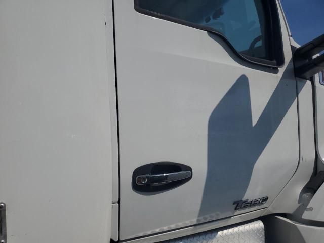 2014 Kenworth T680 Semi Truck
