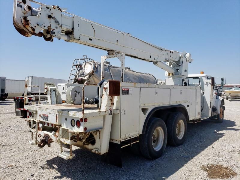 2000 International F-4900 Crane Truck