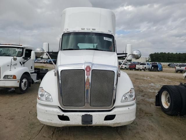 2014 Kenworth T680 Semi Truck