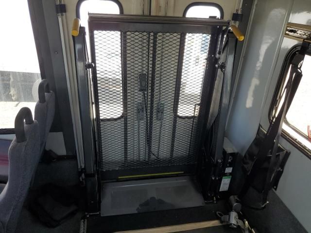 2002 Ford Econoline E450 Super Duty Cutaway Van