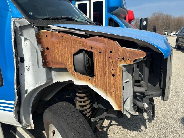 2014 Ford Econoline E450 Super Duty Cutaway Van