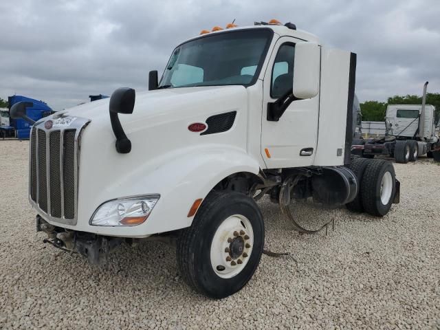 2015 Peterbilt 579 Semi Truck