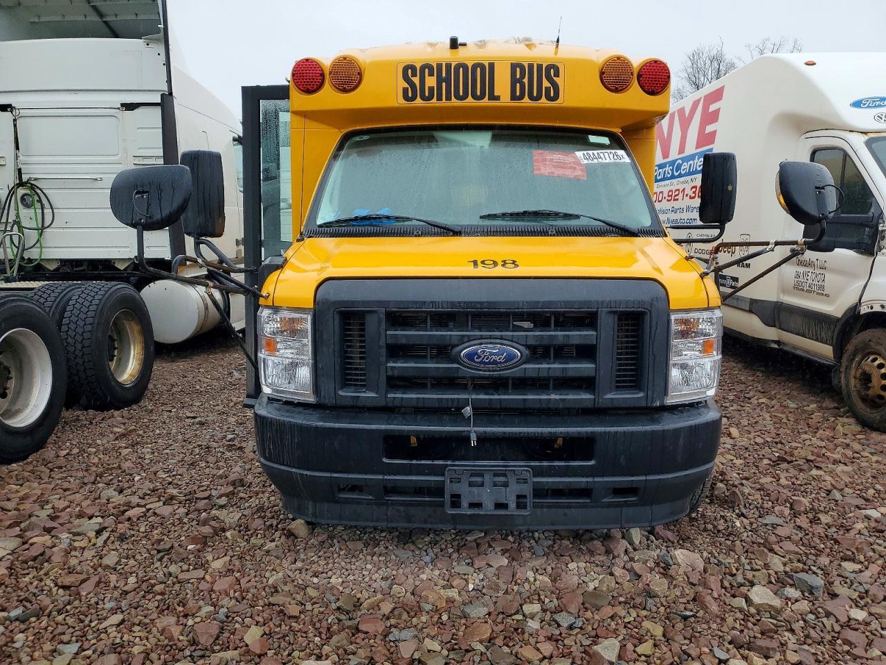 2022 Ford Econoline E450 Super Duty Cutaway Van