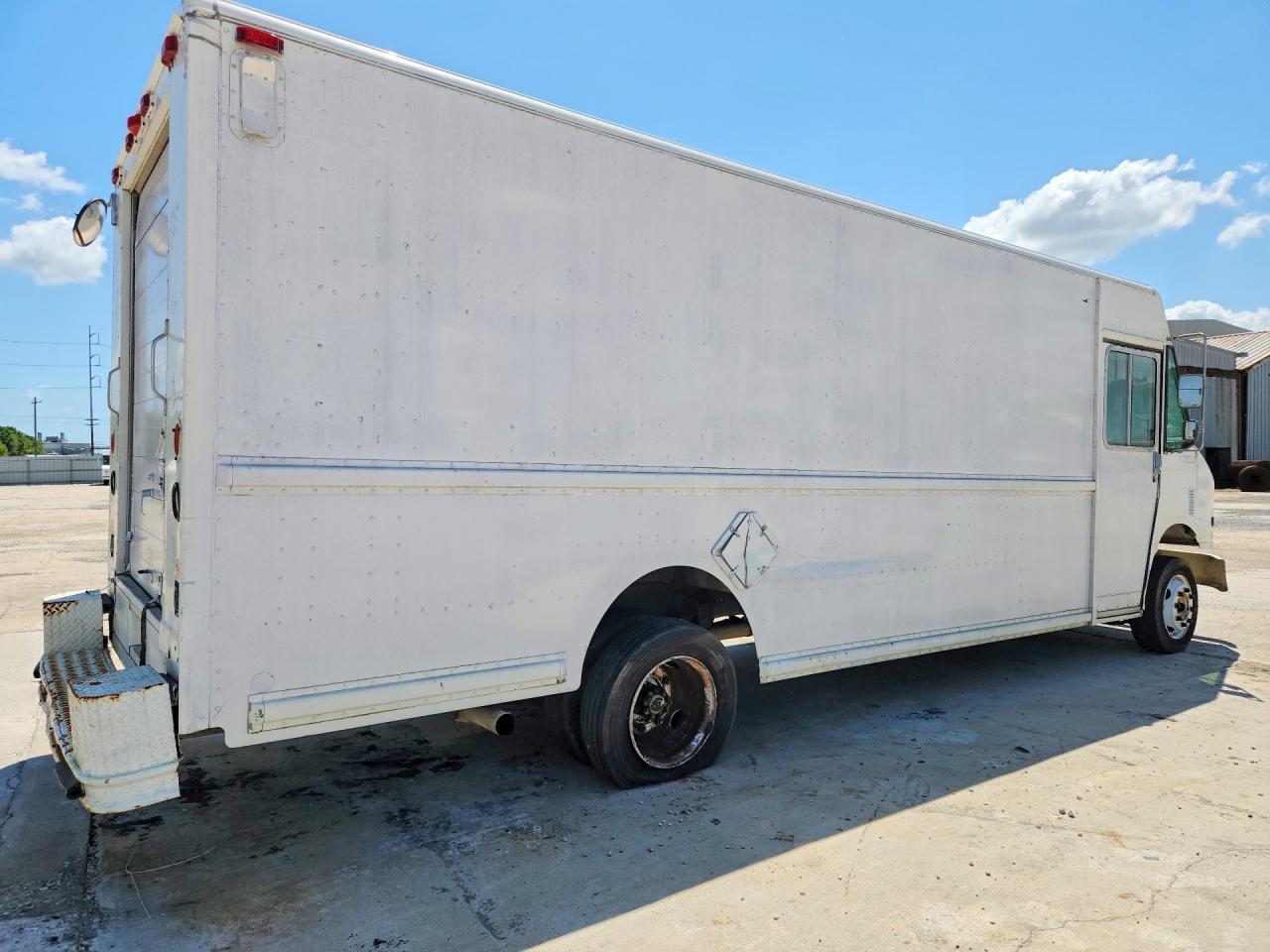 2000 Freightliner MT45G Delivery Truck