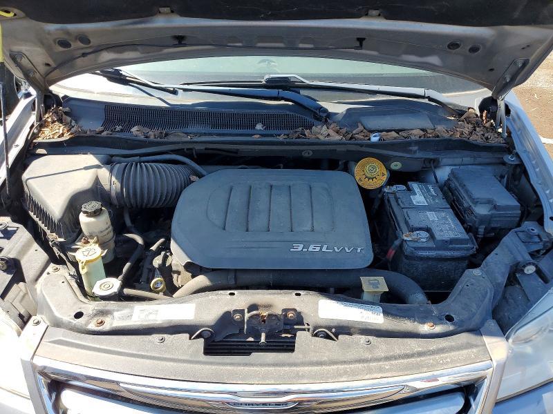 2013 Chrysler Town & Country Touring l