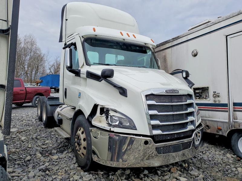 2021 Freigliner 2021 Freightliner Cascadia 116 Semi Truck