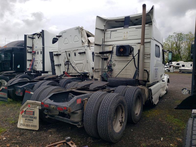 2015 Volvo VNL Semi Truck