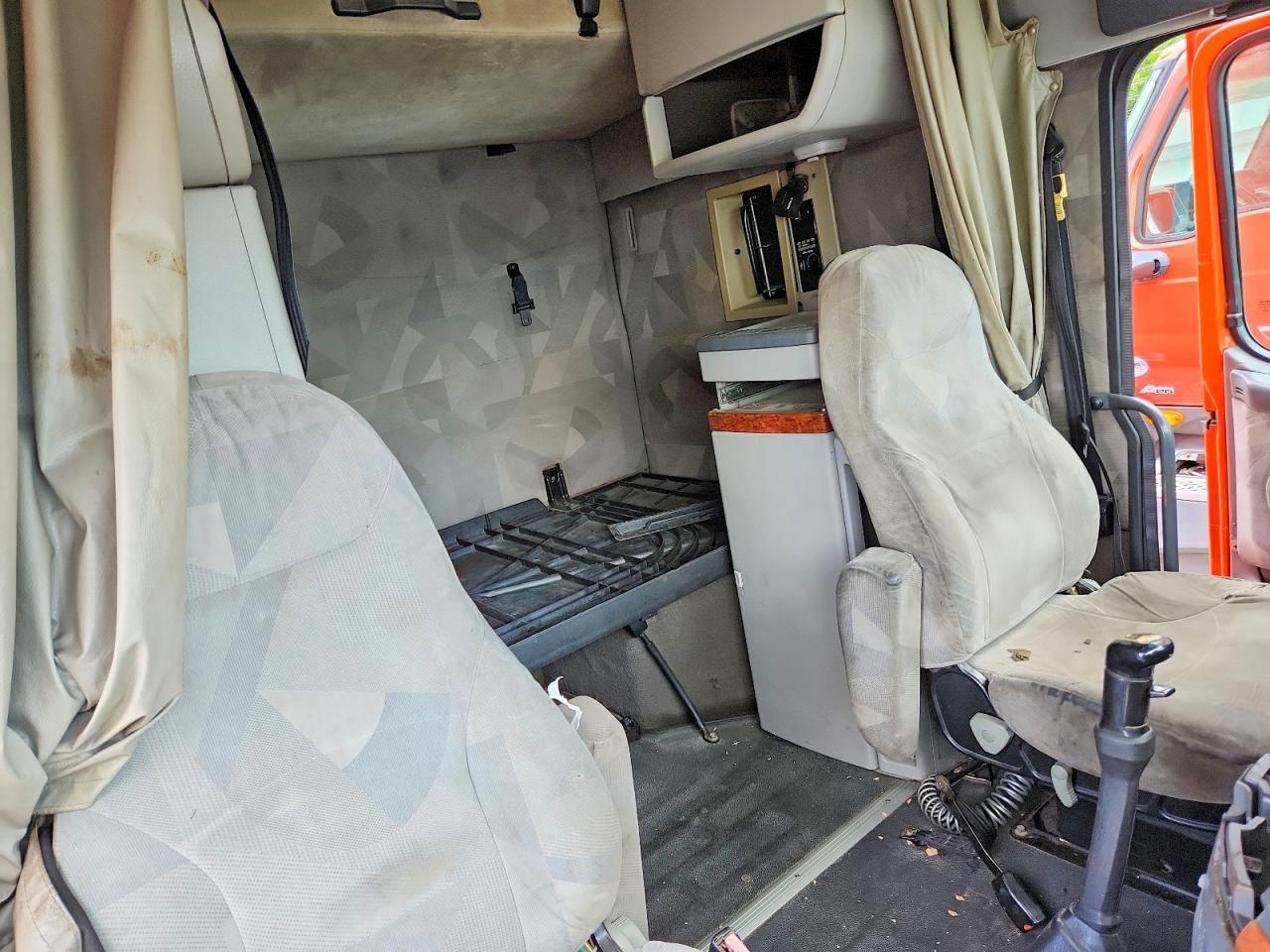 2007 Volvo VNL Semi Truck