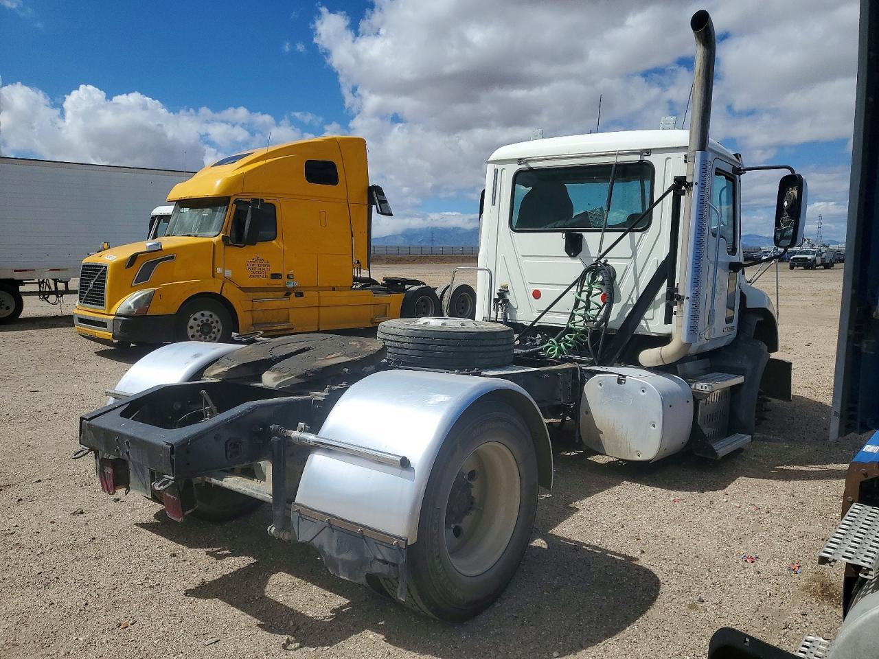 2016 Mack CX612 Semi Truck