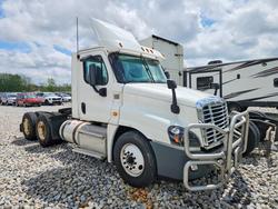 Salvage trucks for sale at Barberton, OH auction: 2019 Freigliner 2019 Freightliner Cascadia 125 Semi Truck