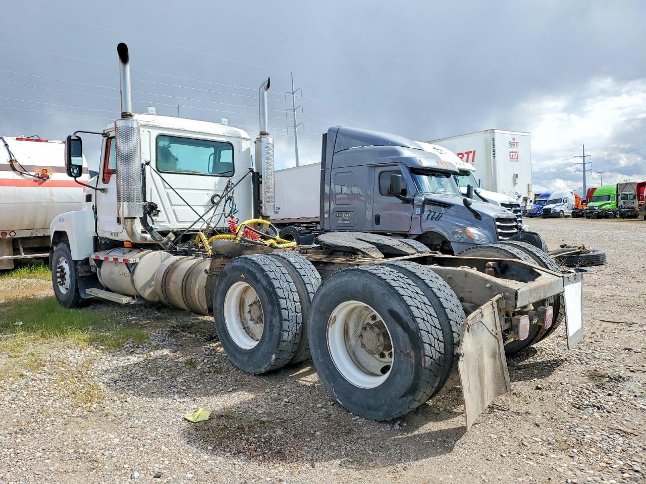 2004 Mack CH613 Semi Truck