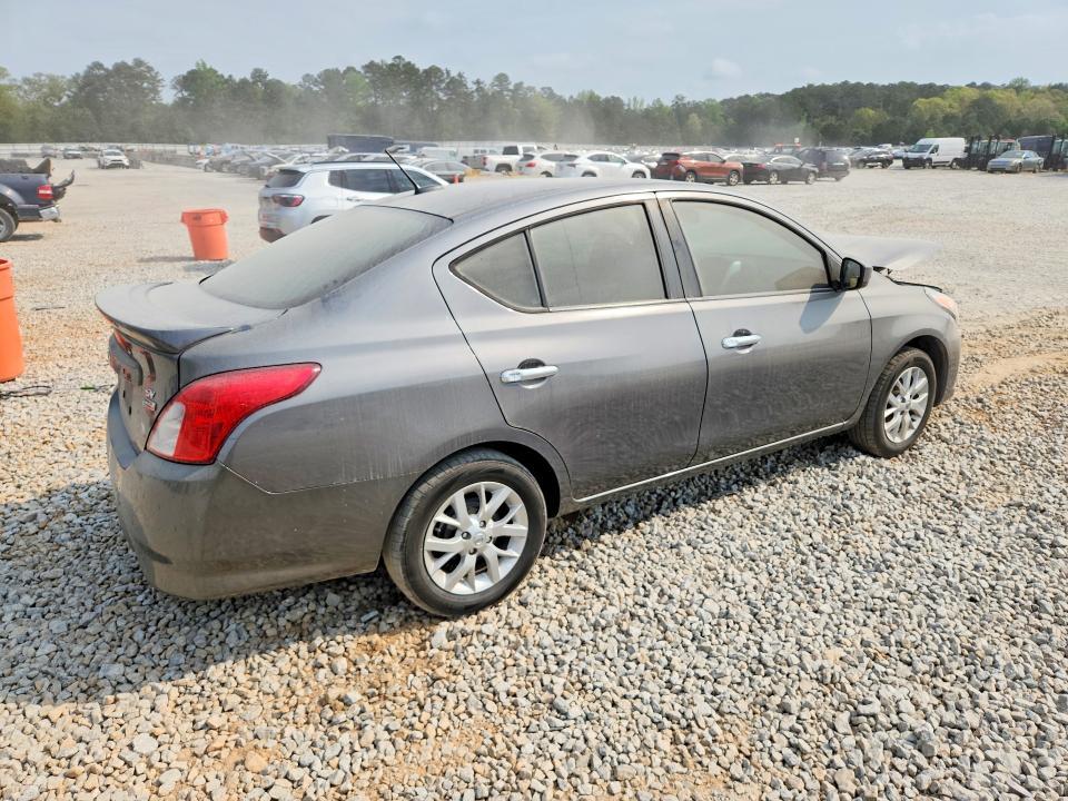 2018 Nissan Versa sv