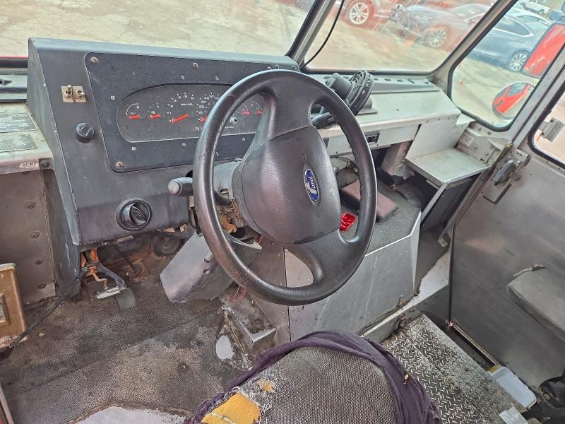 2004 Ford E350 Delivery Truck