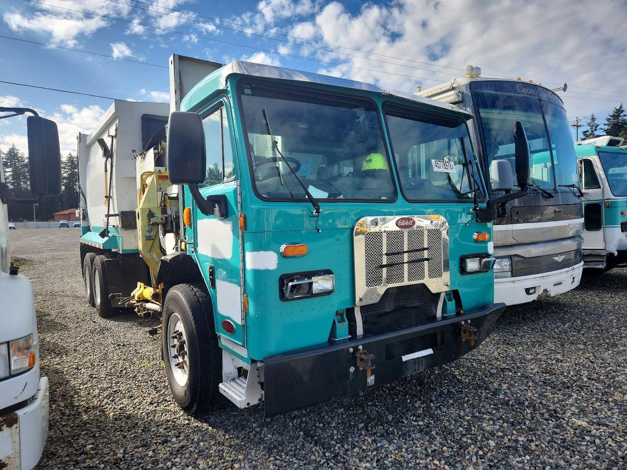 2015 Peterbilt 320 Refuse Truck