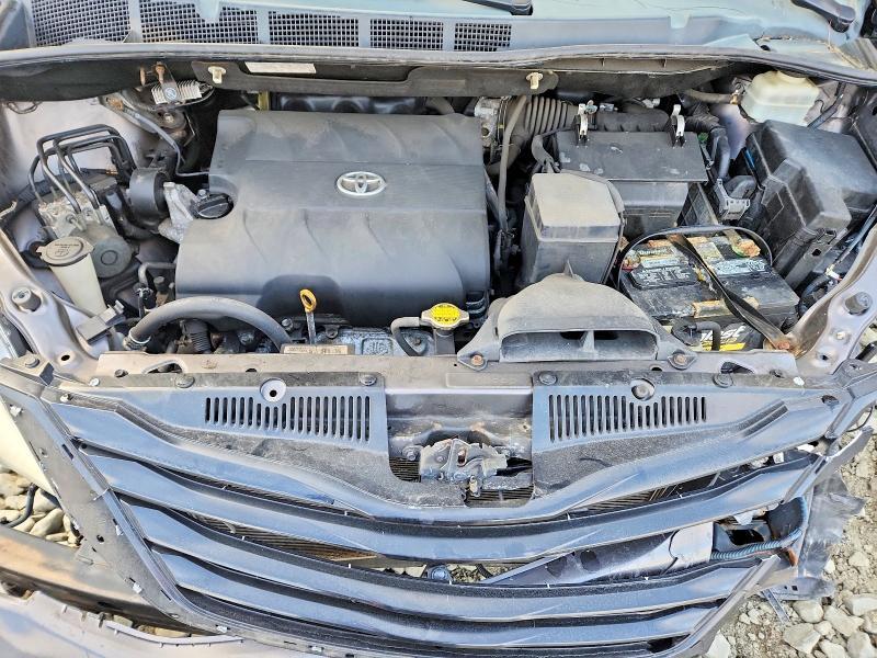 2011 Toyota Sienna xle 8-passenger