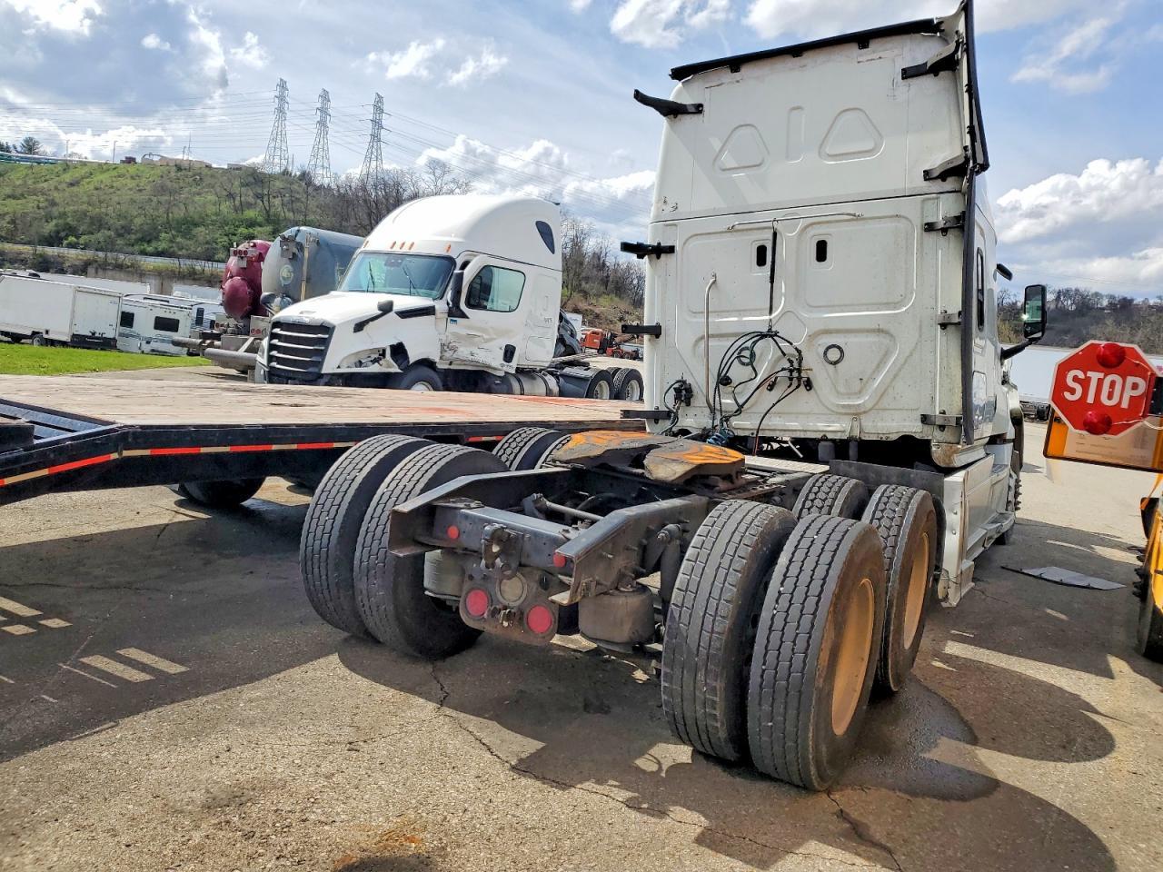 2019 Freightliner Cascadia 126 Semi Truck